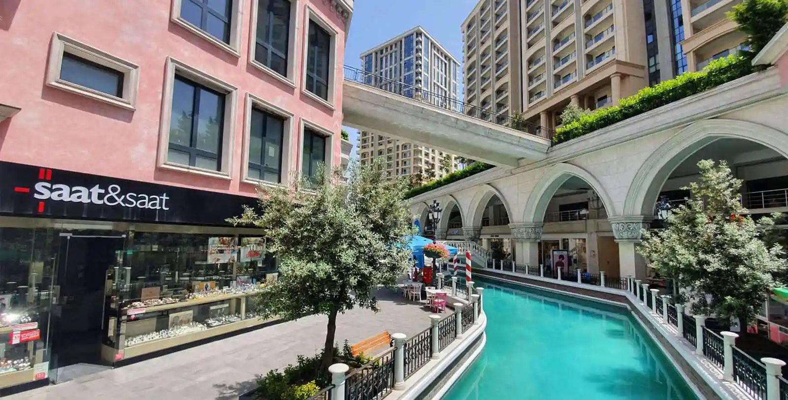 Venizia mall in Istanbul has canals like those of Venice city in Italy.
